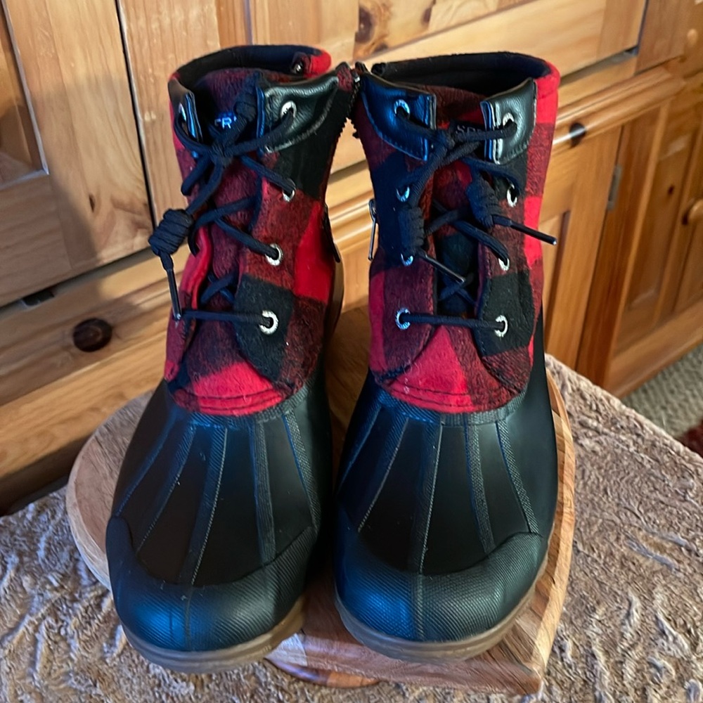Sperry Buffalo Plaid Duck Boot/women’s size 8.5 Excellent condition/Water proof